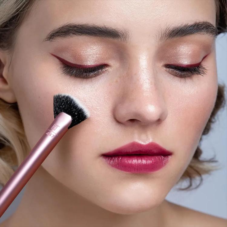 Real Techniques Sheer Radiance Fan Makeup Brush