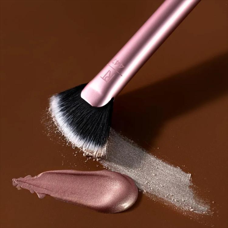 Real Techniques Sheer Radiance Fan Makeup Brush